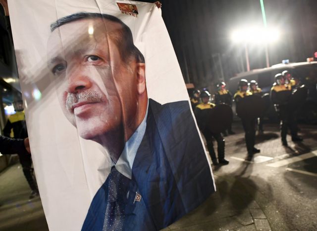 Τα πολλά μέτωπα του Ερντογάν και η απειλή της πτώσης