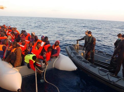 Λιβύη: Μία έγκυος έχασε τη ζωή της, 22 άνθρωποι αγνοούνται μετά τη βύθιση σκάφους με πρόσφυγες