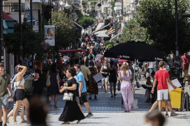 Κορωνοϊός: Συναγερμός από χιλιάδες επαναμολύνσεις και εκτόξευση των νοσηλειών – Προ των πυλών νέο επιδημικό κύμα