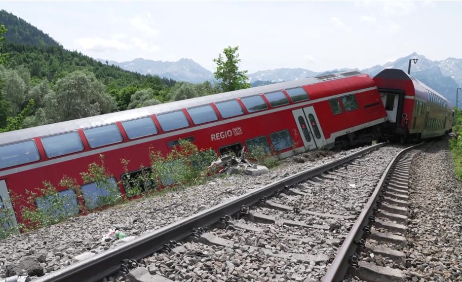 Εκτροχιάστηκε τρένο στη Γερμανία – Ένας νεκρός και πολλοί τραυματίες