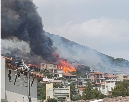 Υπό έλεγχο η φωτιά στη Λούτσα – Ένας τραυματίας στο ΚΑΤ – Απειλήθηκαν σπίτια