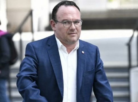 Γαλλία: Νέα καταγγελία κατά υπουργού του Μακρόν για βιασμό – Σε βάρος του έχουν κατατεθεί τρεις μηνύσεις