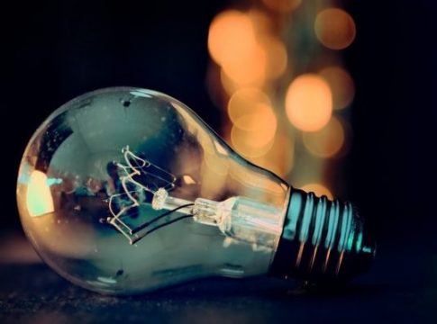 Ανοίγει η πλατφόρμα για το επίδομα ρεύματος – Ποιοι είναι δικαιούχοι και τι ποσά θα εισπράξουν