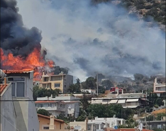 Μεγάλη φωτιά κοντά σε σπίτια στη Λούτσα (pics)