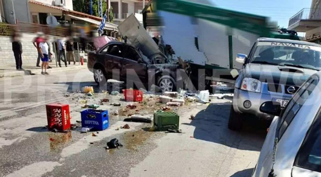 Τραγωδία στην Καβάλα: Αυτοκίνητο έπεσε σε έναν πεζό και δύο οχήματα – Τρεις νεκροί (pics)
