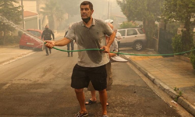 Ο Δημήτρης Καζάζης στη μάχη με τις φλόγες – Παλεύει να σώσει το σπίτι του στη Βούλα | to10.gr