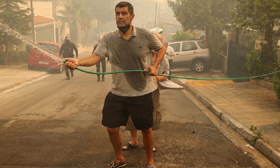 Ο Δημήτρης Καζάζης στη μάχη με τις φλόγες – Παλεύει να σώσει το σπίτι του στη Βούλα