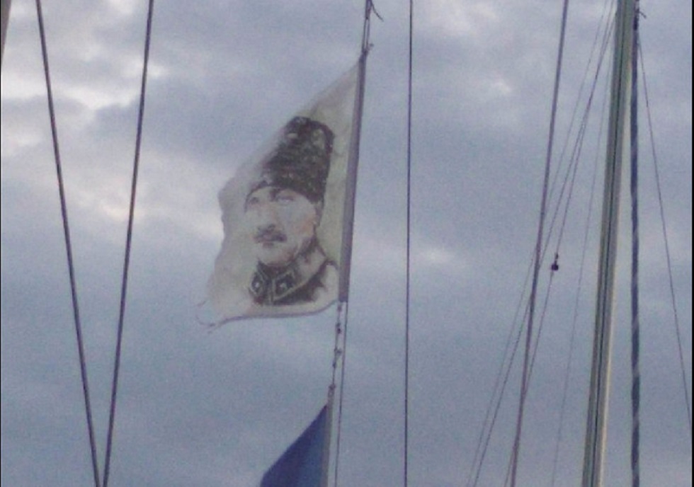 Επεισόδιο στη Μυτιλήνη: Σκάφος ύψωσε μέσα στο λιμάνι τη σημαία του Κεμάλ – Παρέμβαση του Λιμενικού