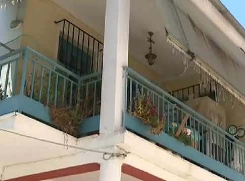 Λάρισα: «Συμπεριφέρεται σαν αγρίμι» – Ανοίγουν στόματα για την 51χρονη που ζούσε το νέο «Κωσταλέξι»