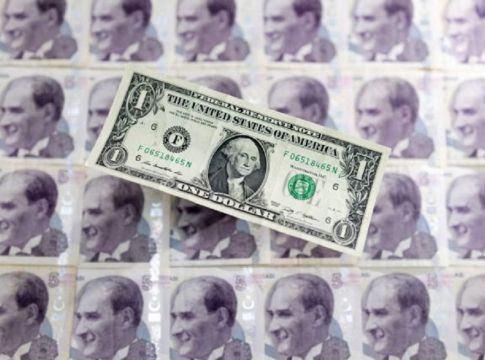 Ο Ερντογάν επιμένει, η λίρα γκρεμίζεται – Αυξάνει ο κίνδυνος χρεοκοπίας