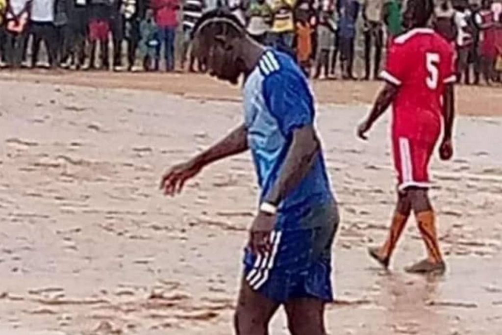 Φοβερός Μανέ: Πήγε στο χωριό του και έπαιξε μπάλα σε γήπεδο με λάσπη (pics)