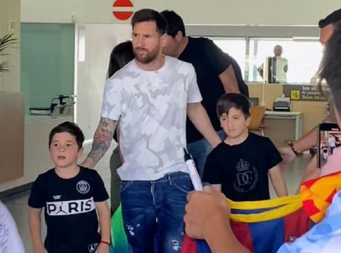 Ο Μέσι επέστρεψε στη Βαρκελώνη και οι οπαδοί της Μπαρτσελόνα τον υποδέχτηκαν στο αεροδρόμιο (vid)