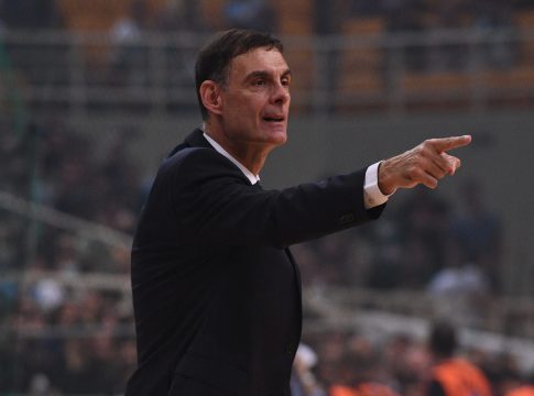 «Βροχή» αντικειμένων στον πάγκο του Ολυμπιακού!