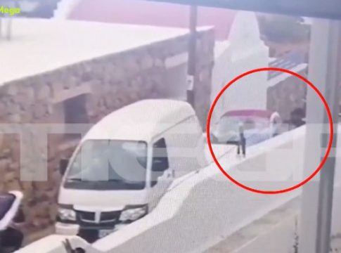 Βίντεο-σοκ με τον ξυλοδαρμό του ξενοδόχου στην Μύκονο – Χτυπήματα με μανία στο κεφάλι (Vid)