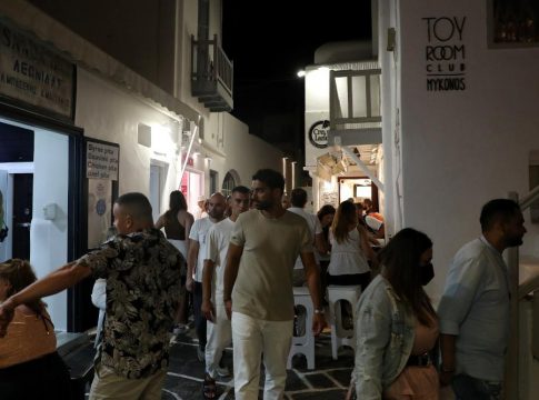 Reunion πάρτι κάνει ο ιός στα νησιά: Σε άγνωστα νερά η «κανονικότητα» και παιδιά με καρκίνο εκτός χειρουργείων