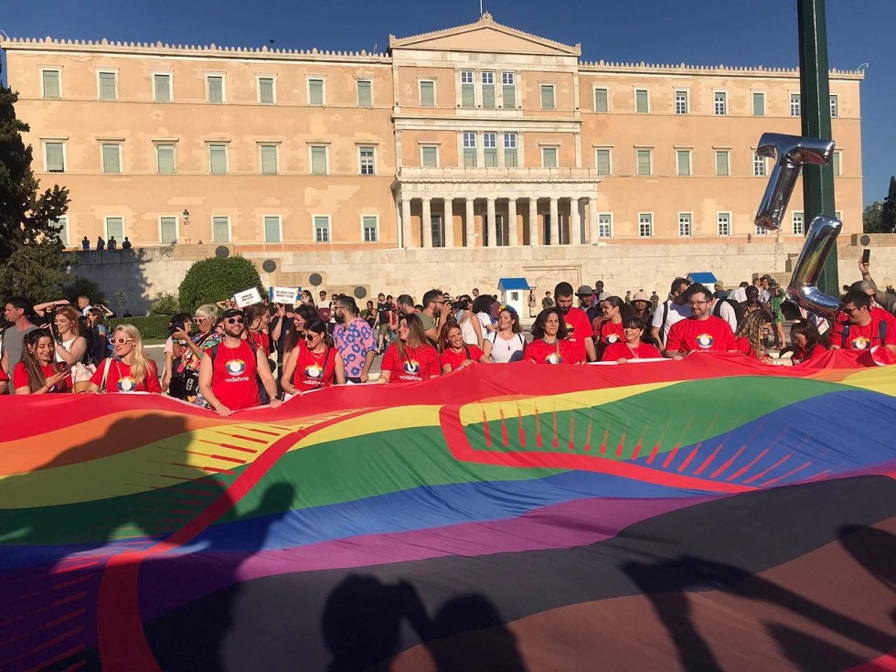 Athens Pride: Ξεκίνησε η πορεία υπερηφάνειας – Μαζική συμμετοχή (pics, vids)