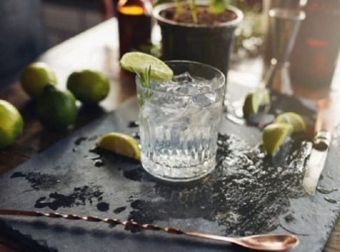 Μεγάλη προσοχή! Αν βάζετε λεμόνι στο ποτό σας πρέπει να σταματήσετε αμέσως
