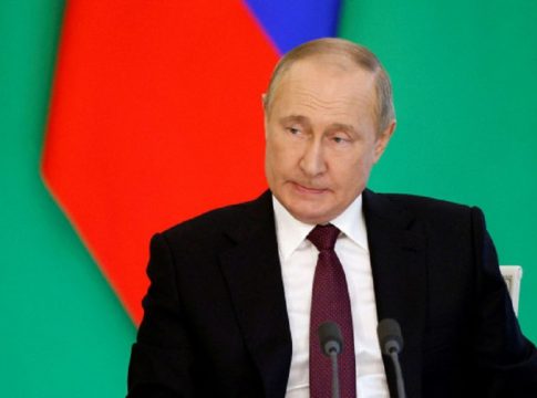 Ρωσία: Άγαλμα του Πούτιν δέχθηκε επίθεση με όπλο για paintball