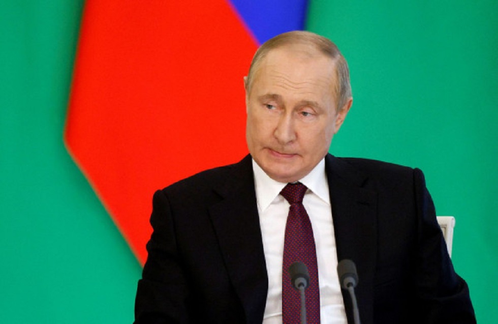 Ρωσία: Άγαλμα του Πούτιν δέχθηκε επίθεση με όπλο για paintball