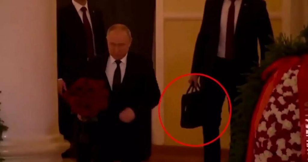 Νεκρός με σφαίρα στο κεφάλι ο άνθρωπος που κουβαλούσε το πυρηνικό βαλιτσάκι του Πούτιν