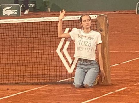 Απίστευτο: Γυναίκα εισέβαλε στο κορτ και δέθηκε στο φιλέ! (vid)