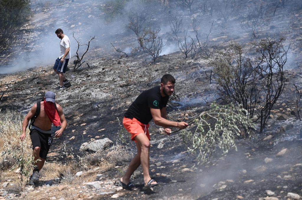 Οι κάτοικοι σε Βούλα, Βάρη και Άνω Γλυφάδα μετρούν τις πληγές τους – Σε ύφεση το πύρινο μέτωπο – Στη μάχη από το πρωί τα εναέρια μέσα