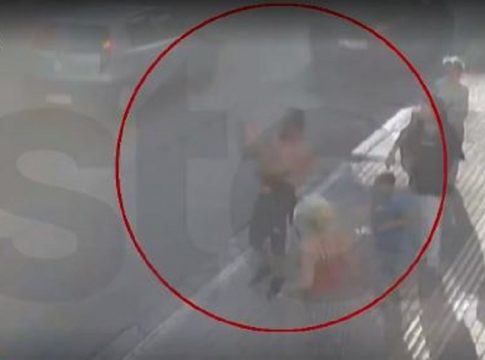 Αδιανόητο: Πατέρας προσπάθησε να πνίξει το παιδί του μπροστά σε κόσμο (vid)