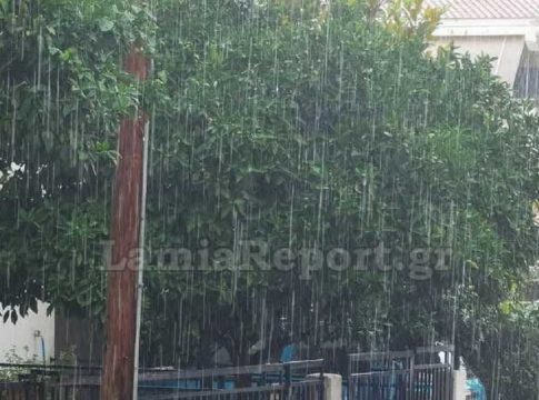 Λαμία: Πλημμύρισαν δρόμοι και υπόγεια μετά από ξαφνική νεροποντή