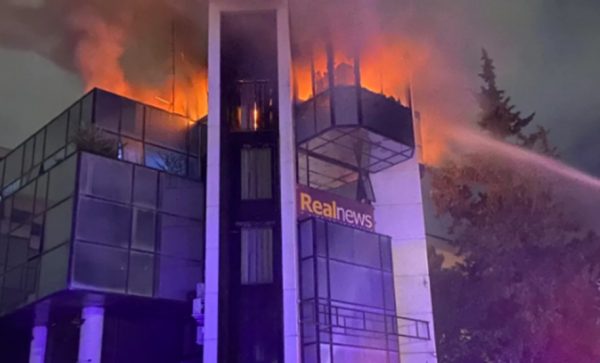 Φωτιά στις εγκαταστάσεις του Real: Βρέθηκαν υπολείμματα από γκαζάκια στην είσοδο του κτιρίου – Στο νοσοκομείο εργαζόμενη