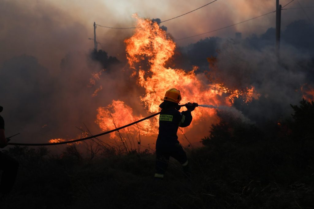 Φωτιά: Ακούγονται εκρήξεις στον Λόφο Έντισον στην Παλλήνη – Φόβοι για διαρροή φυσικού αερίου