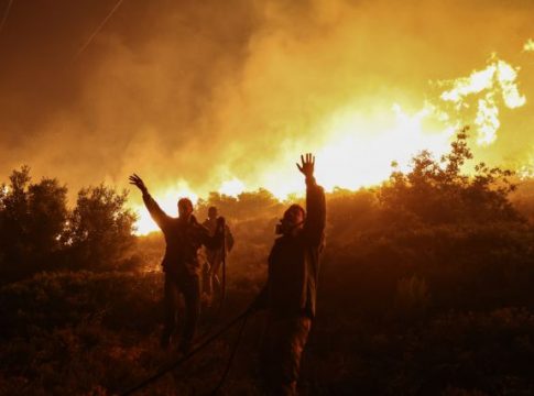 Κόλαση η Πεντέλη: Εφιάλτης οι θυελλώδεις άνεμοι – Στοίχημα η πτήση των εναέριων μέσων πυρόσβεσης