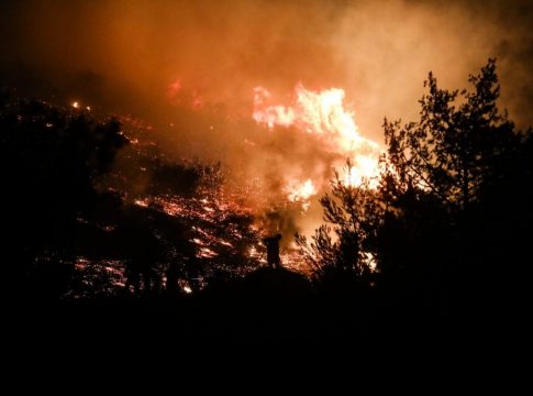 Φωτιά στην Πεντέλη: Εκκλήσεις κατοίκων από τον λόφο Παλλήνης για βοήθεια – «Υπάρχουν εγκλωβισμένοι»