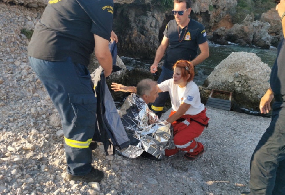 Σάμος: «Όλοι βγήκαμε, αλλά είχε κύμα και ρεύματα», δήλωσε ο μηχανικός του ελικοπτέρου