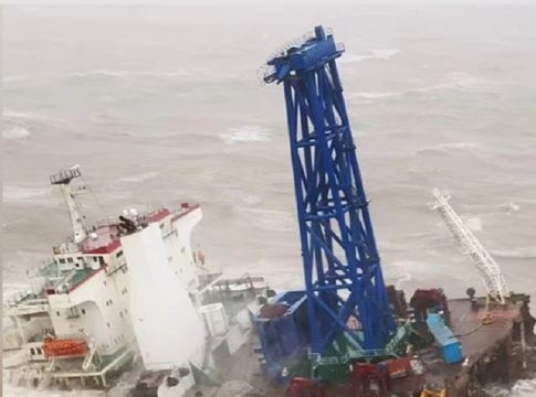 Χονγκ Κονγκ: Τεράστιο πλοίο έσπασε στη μέση και βυθίστηκε – Δεκάδες αγνοούμενοι