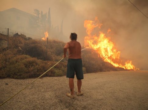 Πνευμονολόγοι: Μείνετε μέσα για προστασία από τον καπνό
