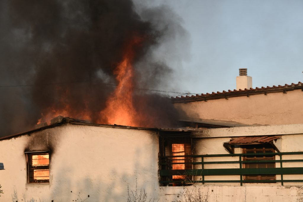 Φωτιά: Σπίτια στις φλόγες σε Γέρακα, Πεντέλη και Ανθούσα