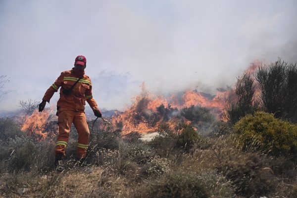 Φωτιά: Νέο πύρινο μέτωπο στους Αγίους Θεοδώρους – Επιχειρούν και εναέρια μέσα