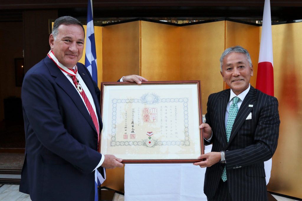 Το παράσημο του Τάγματος του Ανατέλλοντος Ηλίου της Ιαπωνίας απονεμήθηκε στον Σπύρο Καπράλο