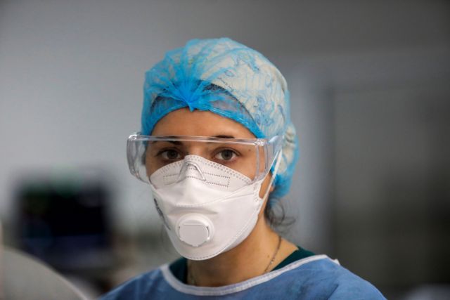 Κορωνοϊός: Ο εφιάλτης επιστρέφει στα νοσοκομεία – Δεκάδες διακομιδές ασθενών και άνθρωποι να περιμένουν στα ράντζα