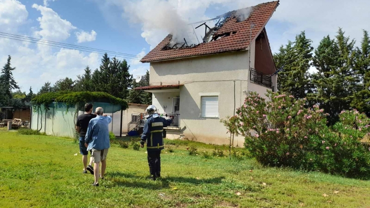 Κεραυνός χτύπησε σπίτι στη Λάρισα: Κάηκε η στέγη