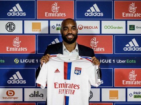 Ούτε σε ταινία: Ο Λακαζέτ δέχθηκε… ντου από μέλισσες, έγινε «τούμπανο» και είναι αμφίβολος για το Φέγενορντ – Λιόν