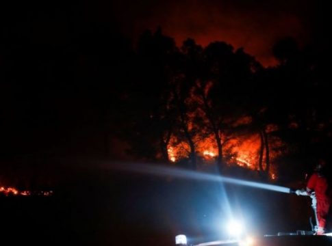 Φωτιά στην Πεντέλη: Διακοπές ρεύματος εξαιτίας της πυρκαγιάς