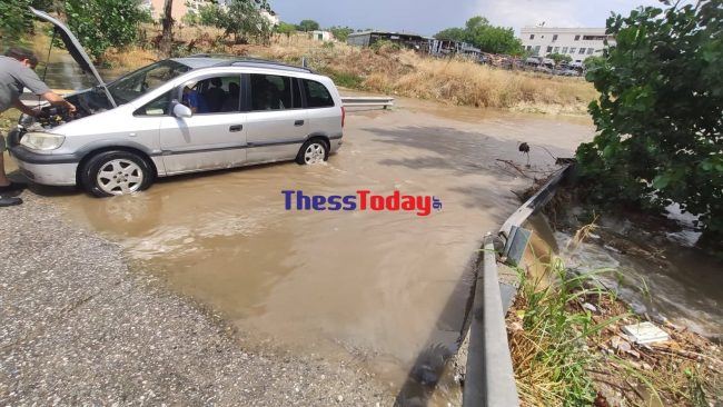 Θεσσαλονίκη: Εγκλωβίστηκαν πατέρας και τα ανήλικα παιδιά του σε ΙΧ