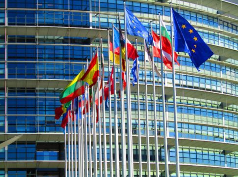 Ευρωπαϊκό Κοινοβούλιο: Να συμπεριληφθεί το δικαίωμα στην άμβλωση στον Χάρτη των Θεμελιωδών Δικαιωμάτων της ΕΕ