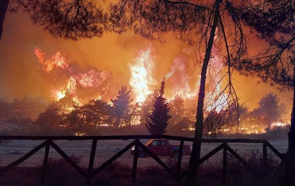 Φωτιές σε Εβρο και Ηλεία: Ακόμη μια «πύρινη» νύχτα στη χώρα – Σπίτια στις φλόγες, εκκενώσεις οικισμών