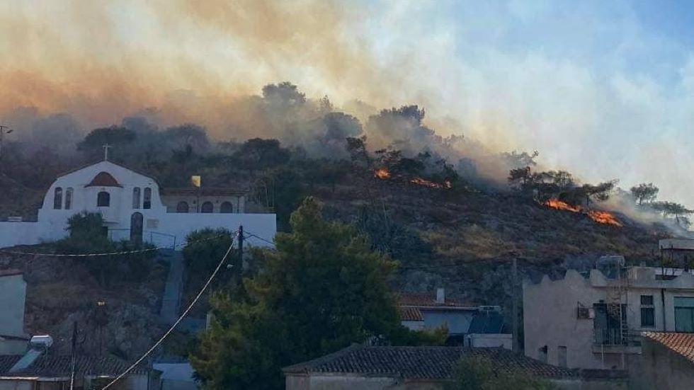 Φωτιά στη Σαλαμίνα: Μήνυμα από το 112 για την απομάκρυνση των κατοίκων