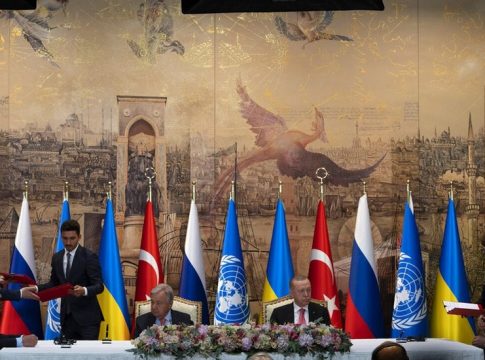 Συμφωνία για τα σιτηρά: Δεν κάθισαν στο ίδιο τραπέζι Ουκρανός-Ρώσος, άλλαξαν θέση τις σημαίες
