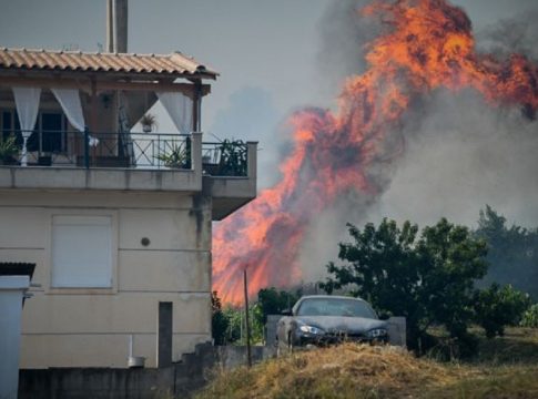 Φωτιά στην Ηλεία: «Είμαστε περικυκλωμένοι από τις φλόγες, όπως το 2007»