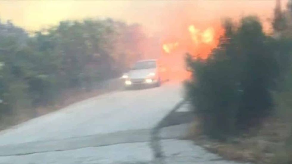 Πυρκαγιά στην Πεντέλη: Αυτοκίνητο πέρασε μέσα από τις φλόγες στο Ντράφι