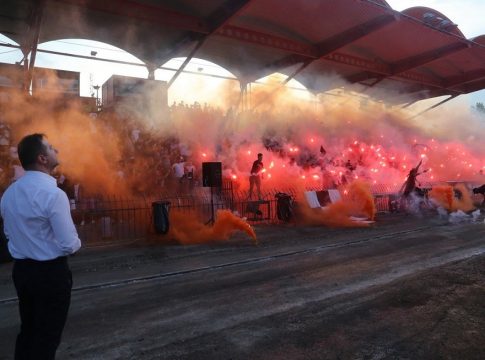 ΑΕΛ: «Τρέλα» με καπνογόνα από τον κόσμο στην πρώτη προπόνηση της ομάδας (vid)